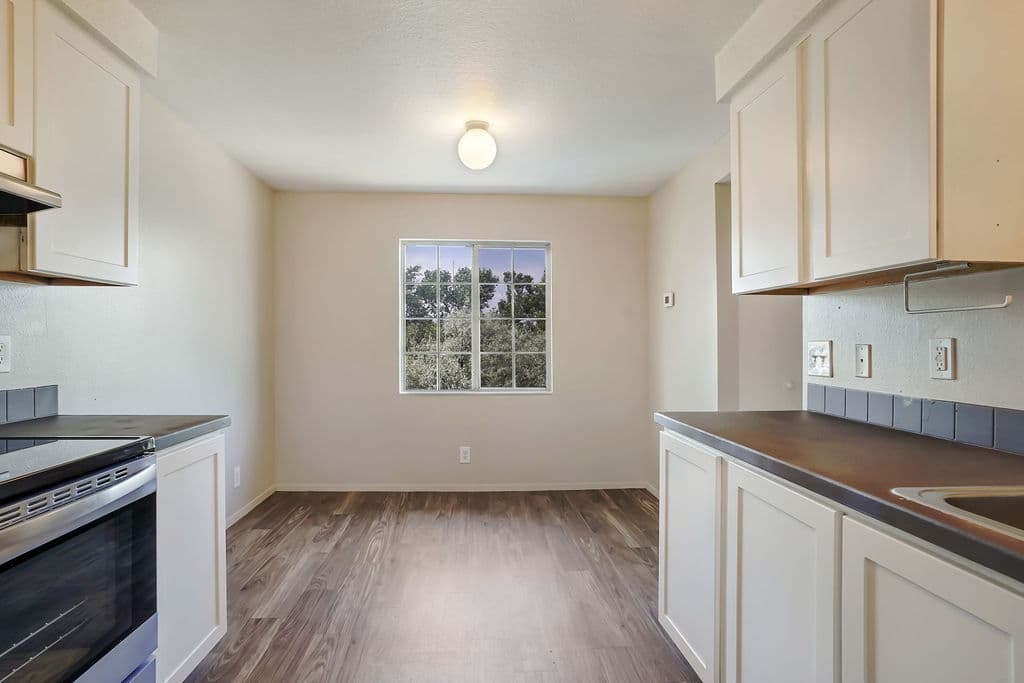Murray Apartment: 875 W Meadowbrook Expy