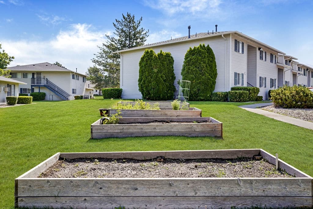 Murray Apartment: 875 W Meadowbrook Expy