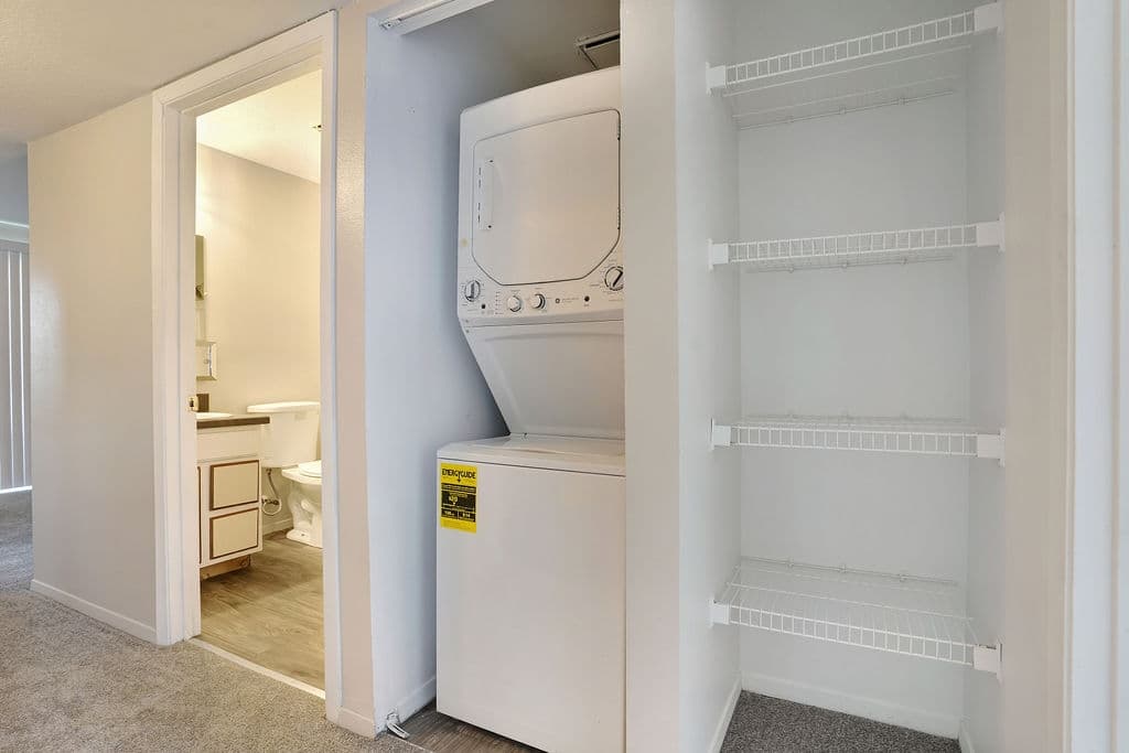 Murray Apartment: 875 W Meadowbrook Expy