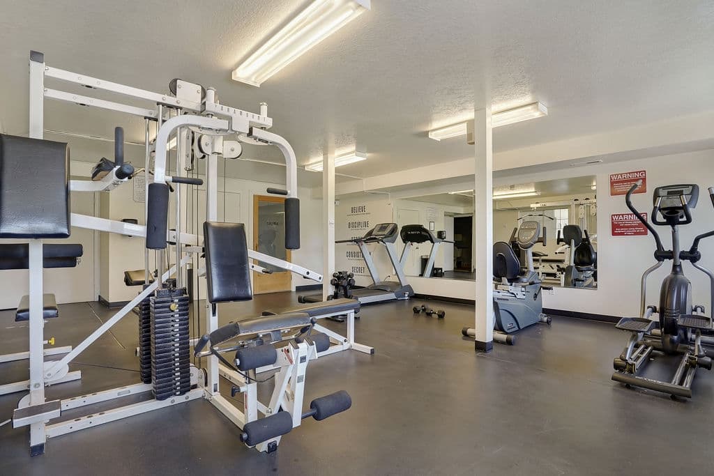 Murray Apartment: 875 W Meadowbrook Expy
