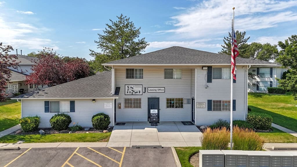 Murray Apartment: 875 W Meadowbrook Expy