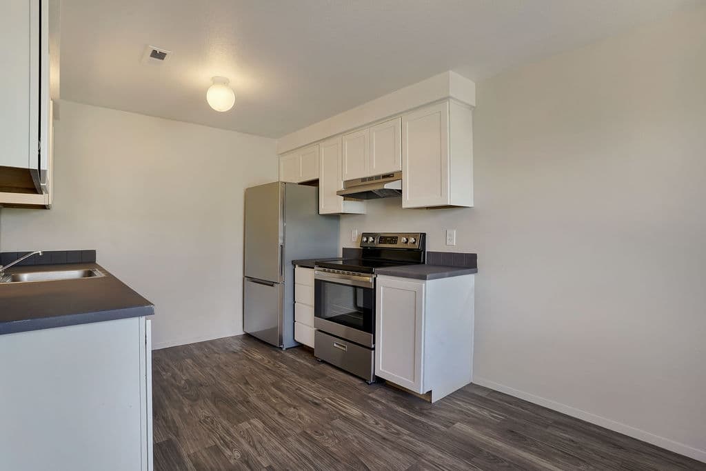 Murray Apartment: 875 W Meadowbrook Expy