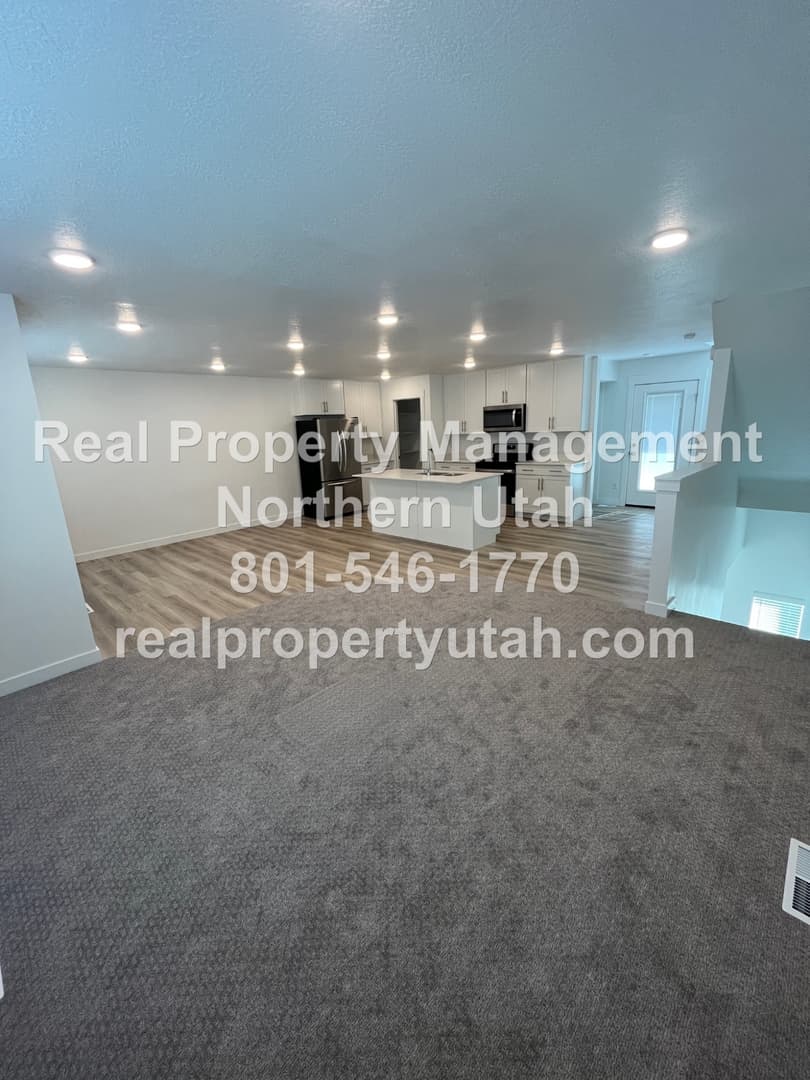 Layton Townhome: 3084 N 1600 E