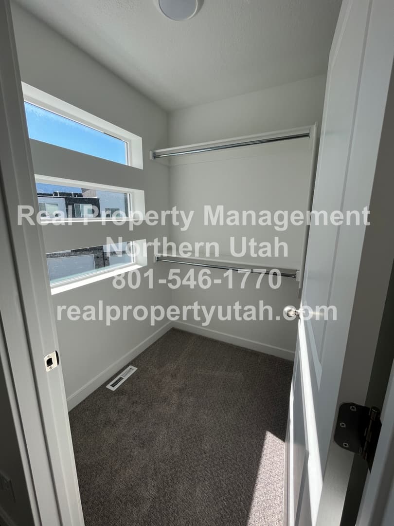 Layton Townhome: 3084 N 1600 E