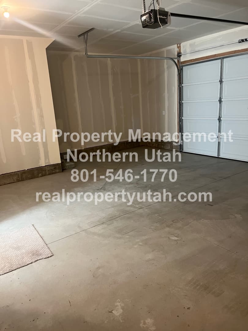Layton Townhome: 3084 N 1600 E