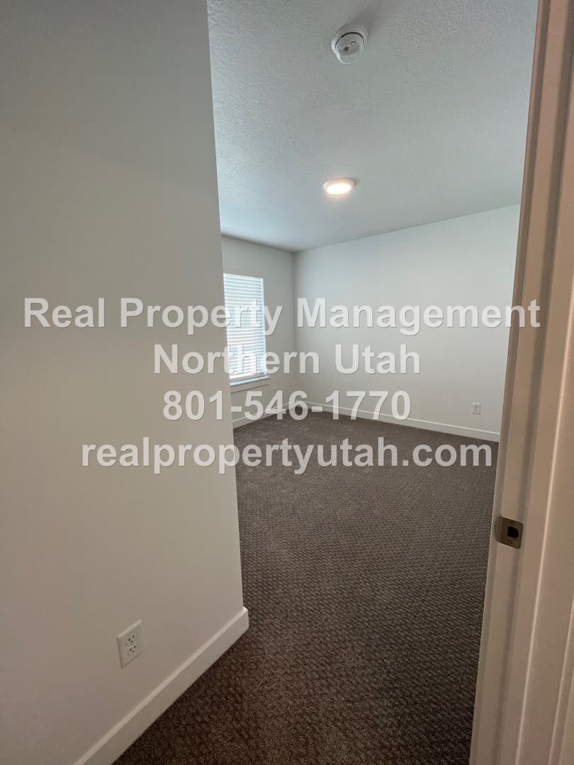 Layton Townhome: 3084 N 1600 E