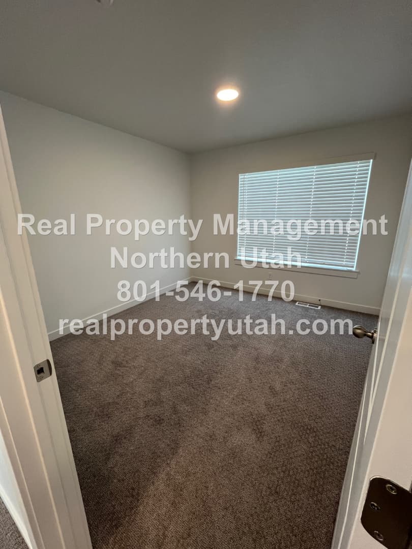 Layton Townhome: 3084 N 1600 E