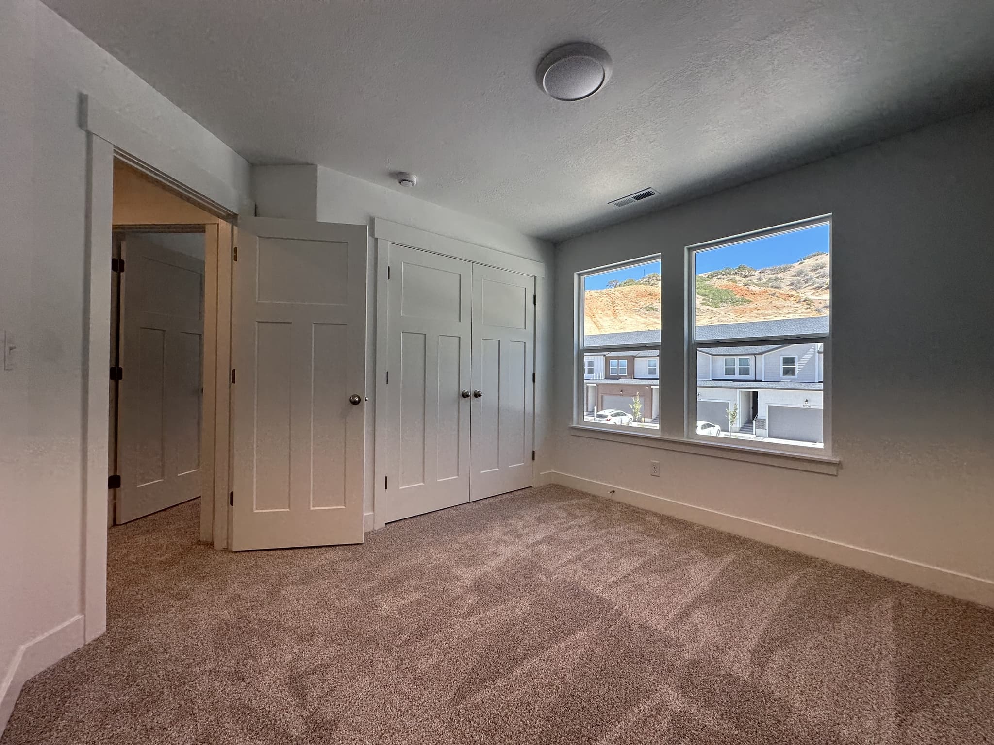 Mapleton Townhome: 5228 S Acacia Dr