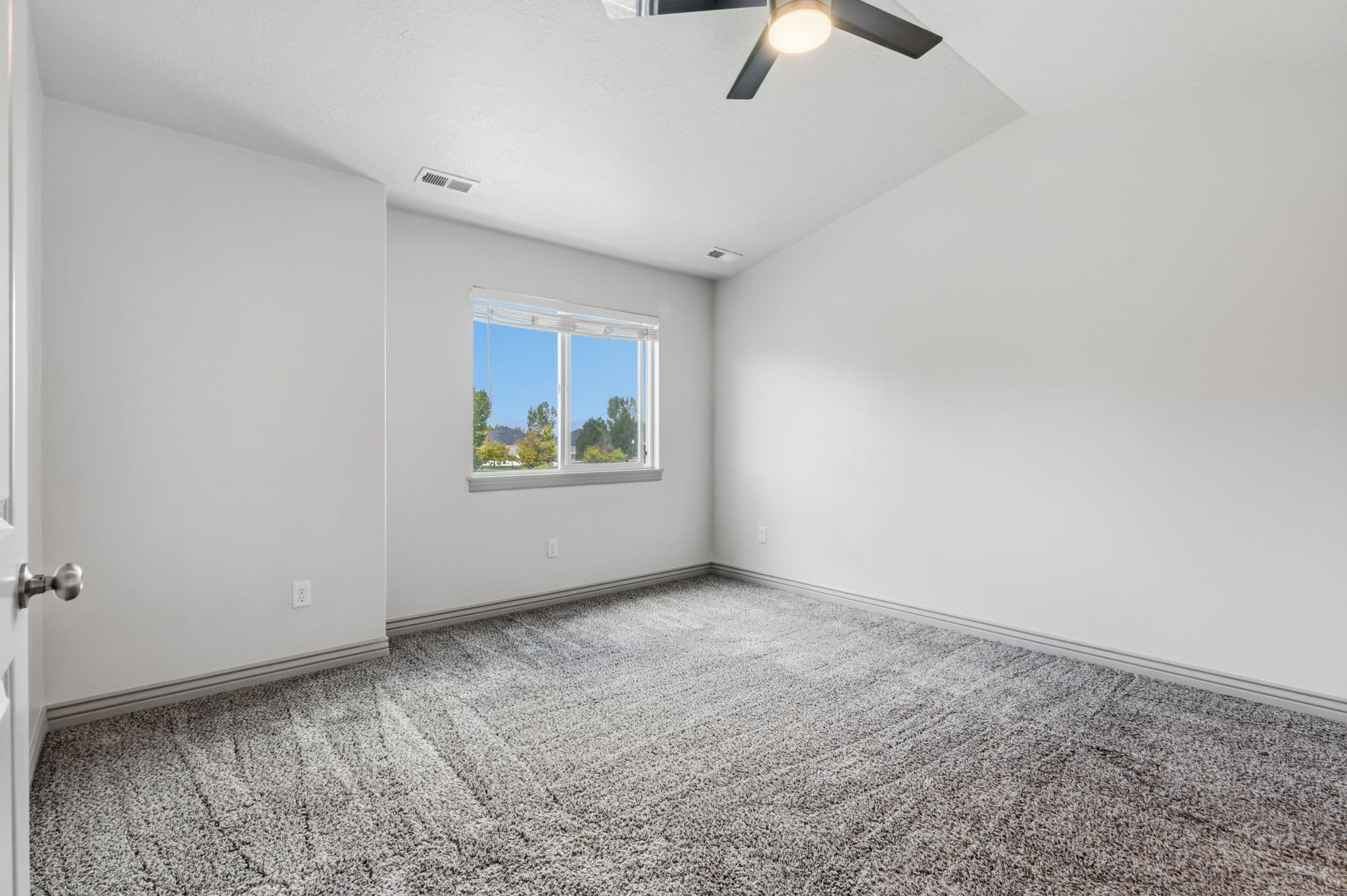 Vineyard Single Room: 704 S 1840 W