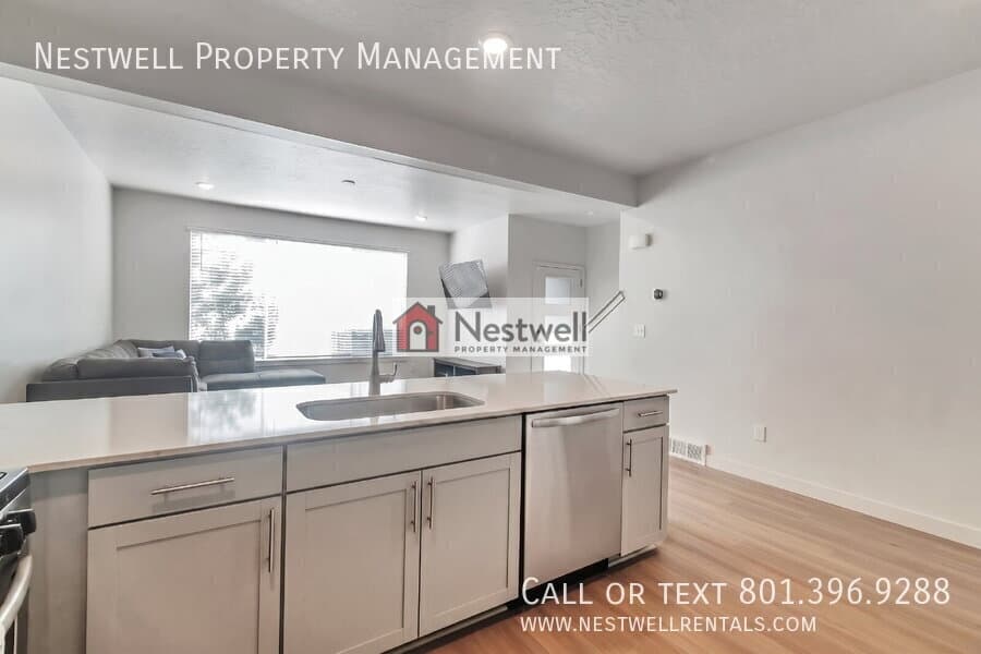 Riverton Townhome: 15538 S Democracy Dr