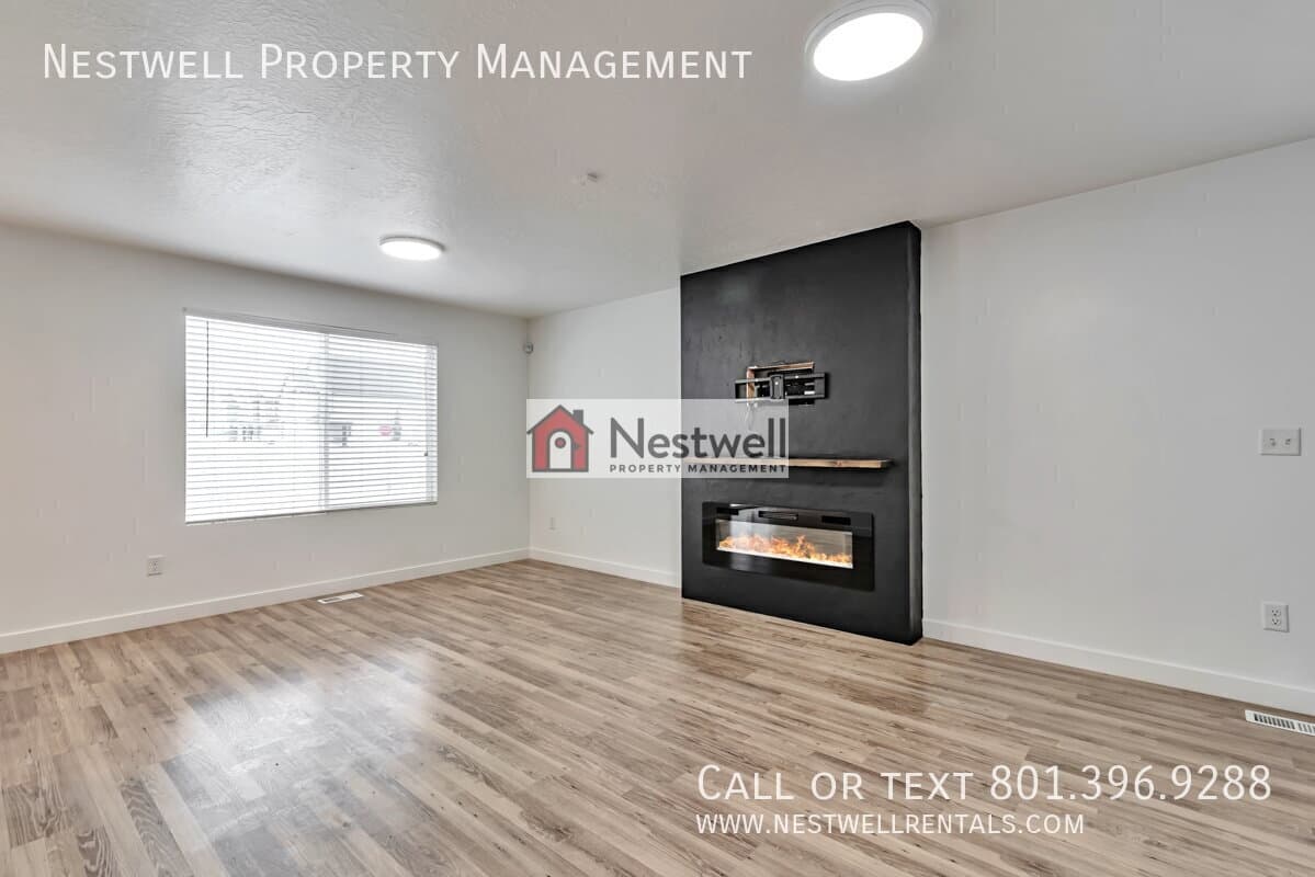 Saratoga Springs Townhome: 427 S Fox Chase Ln