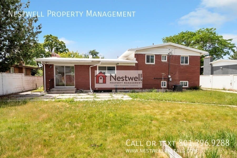 Sandy House: 9329 S Sneddon Dr