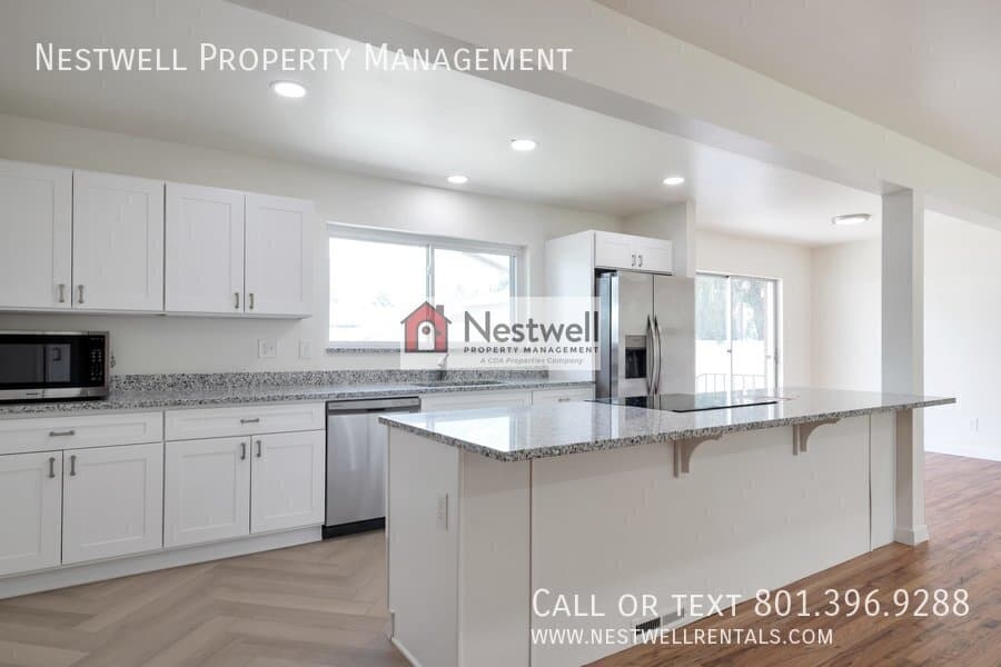 Sandy House: 9329 S Sneddon Dr