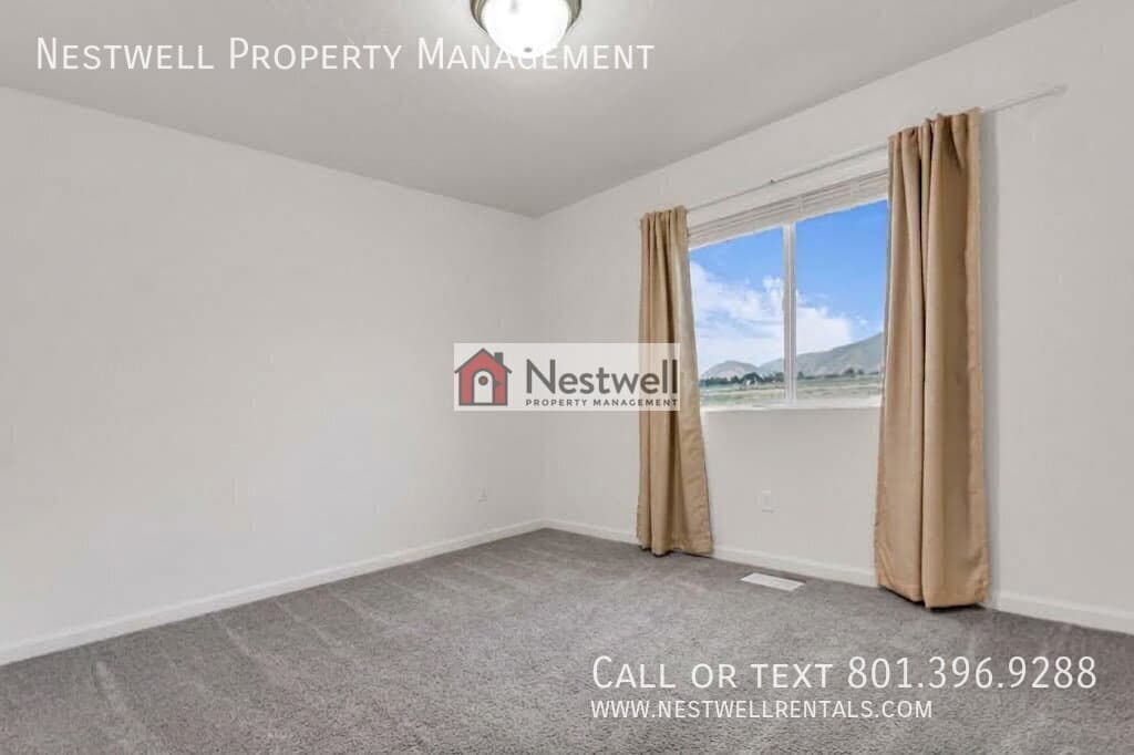 Salem House: 1836 N Willet Dr