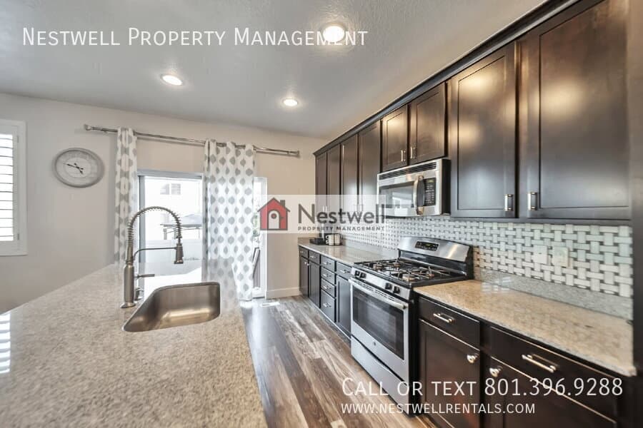 Herriman House: 12077 S Window Arch Ln