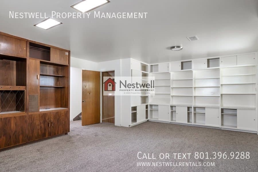 Sandy House: 9329 S Sneddon Dr