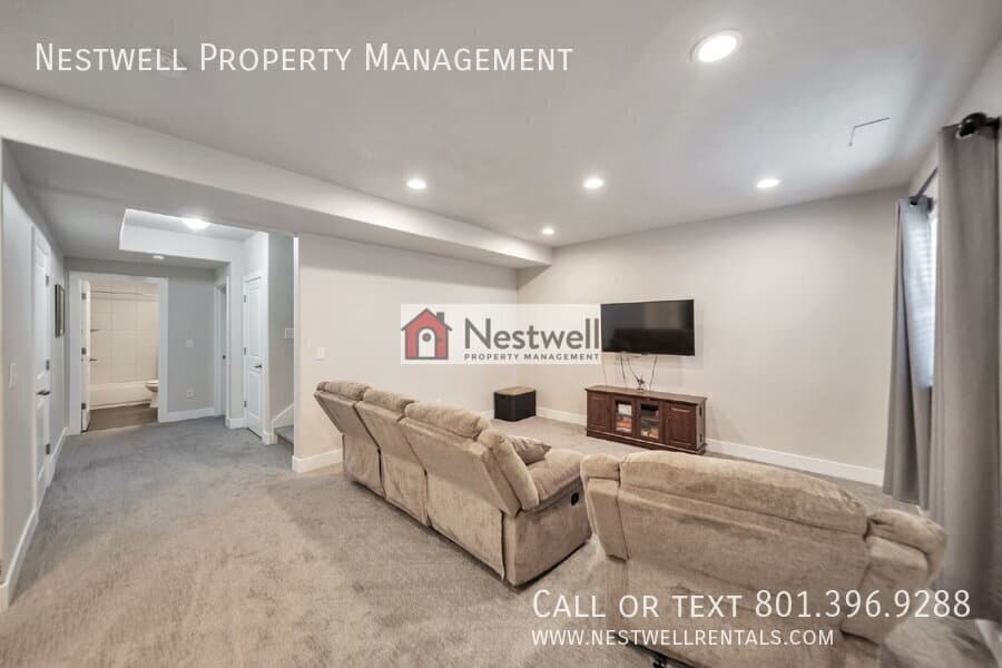 Herriman House: 12077 S Window Arch Ln