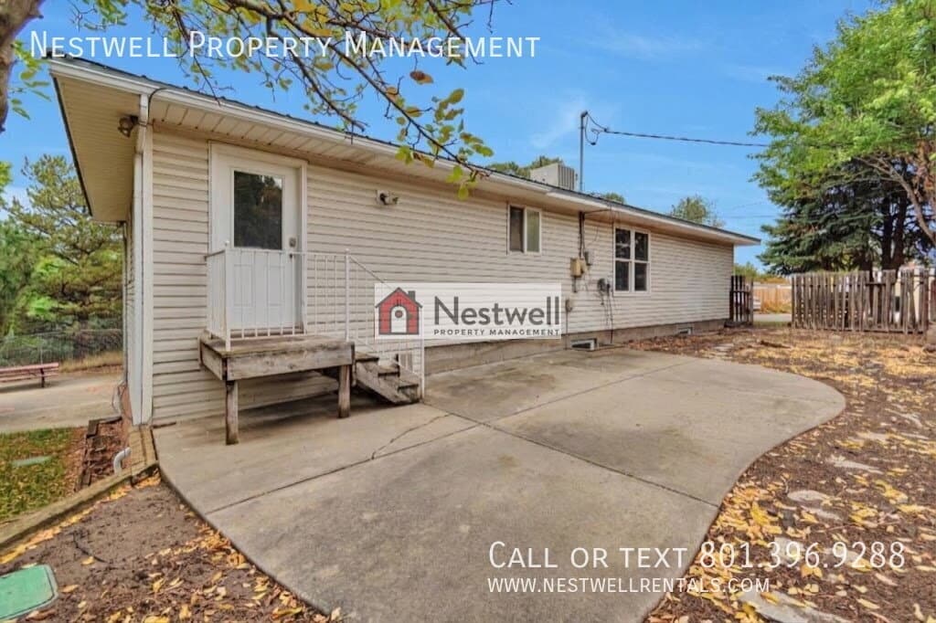 Sandy House: 660 E 9950 S