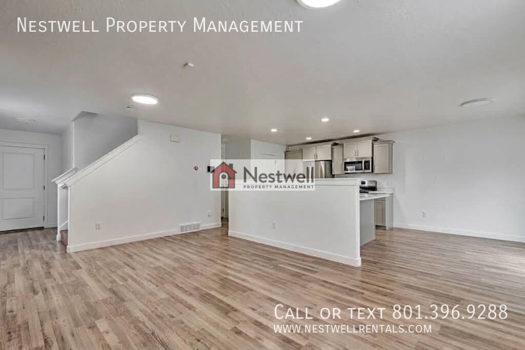 Saratoga Springs Townhome: 427 S Fox Chase Ln