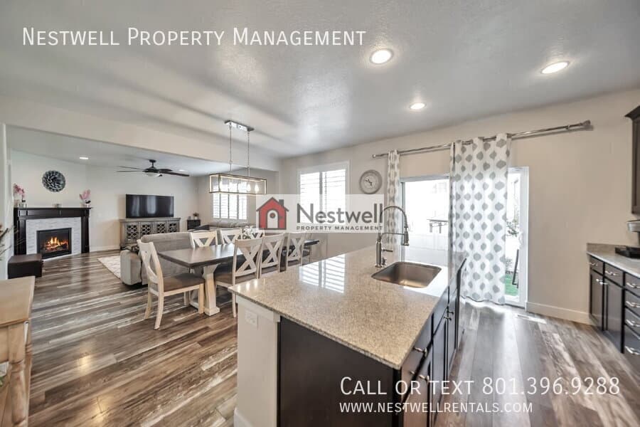 Herriman House: 12077 S Window Arch Ln