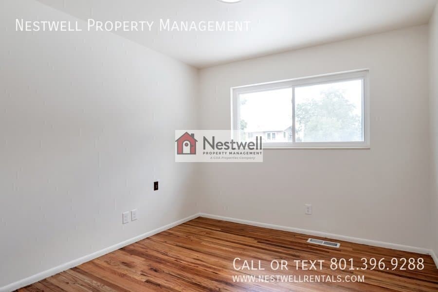 Sandy House: 9329 S Sneddon Dr