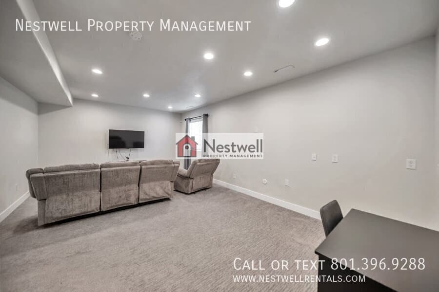 Herriman House: 12077 S Window Arch Ln