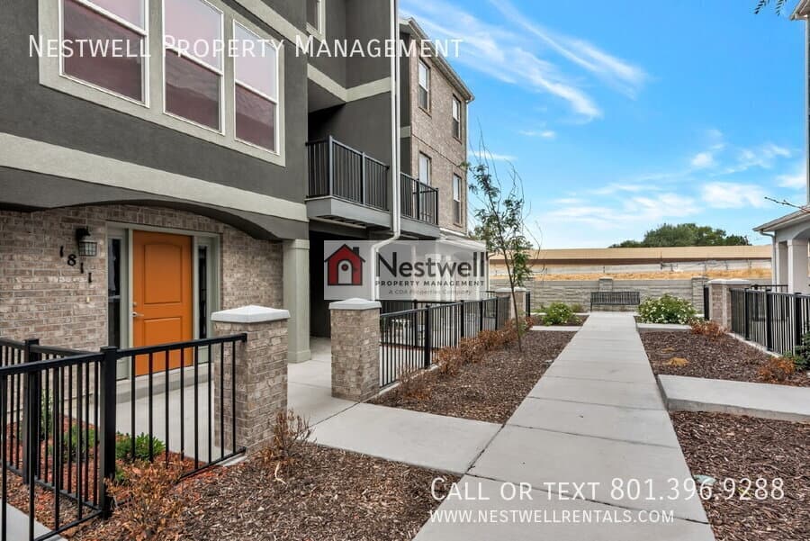 Riverton Townhome: 1811 W Torlundy Dr