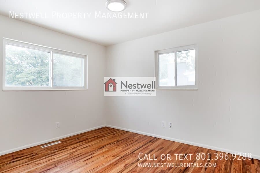 Sandy House: 9329 S Sneddon Dr