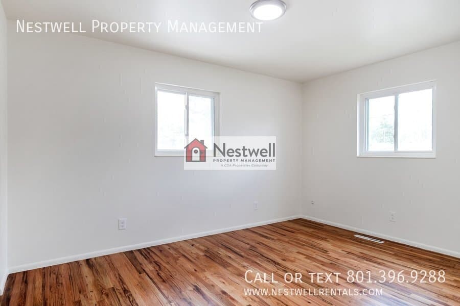 Sandy House: 9329 S Sneddon Dr