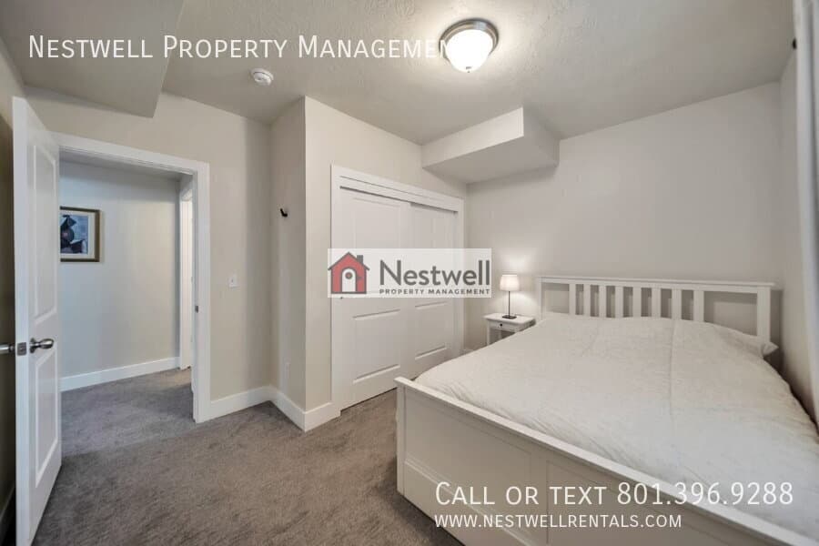 Herriman House: 12077 S Window Arch Ln