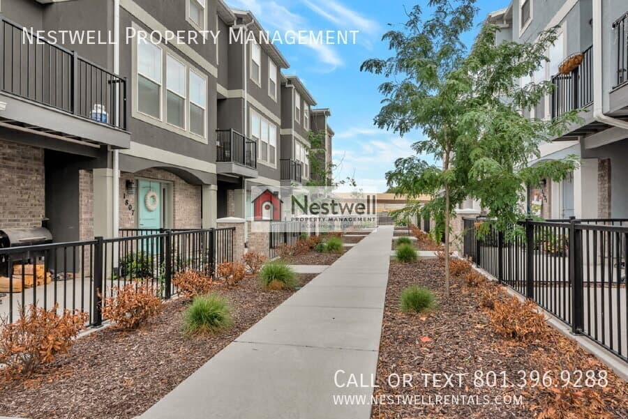 Riverton Townhome: 1811 W Torlundy Dr