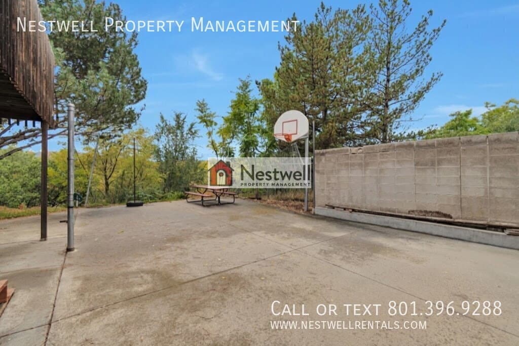 Sandy House: 660 E 9950 S