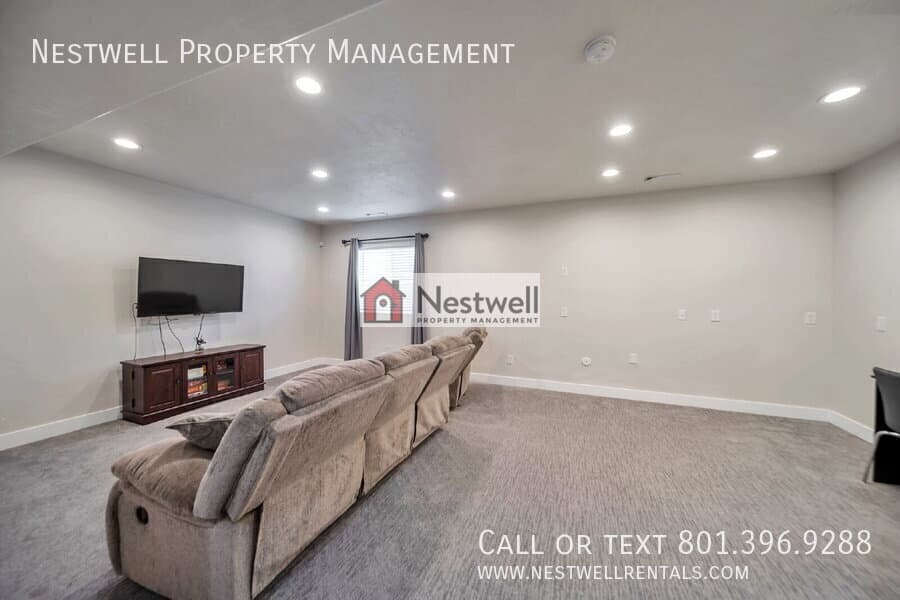 Herriman House: 12077 S Window Arch Ln