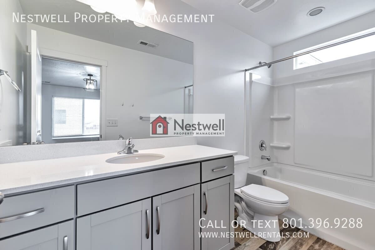 Saratoga Springs Townhome: 427 S Fox Chase Ln