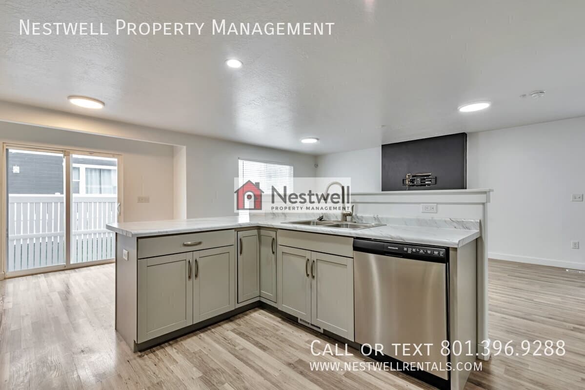 Saratoga Springs Townhome: 427 S Fox Chase Ln