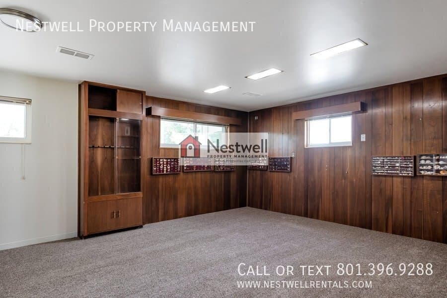 Sandy House: 9329 S Sneddon Dr