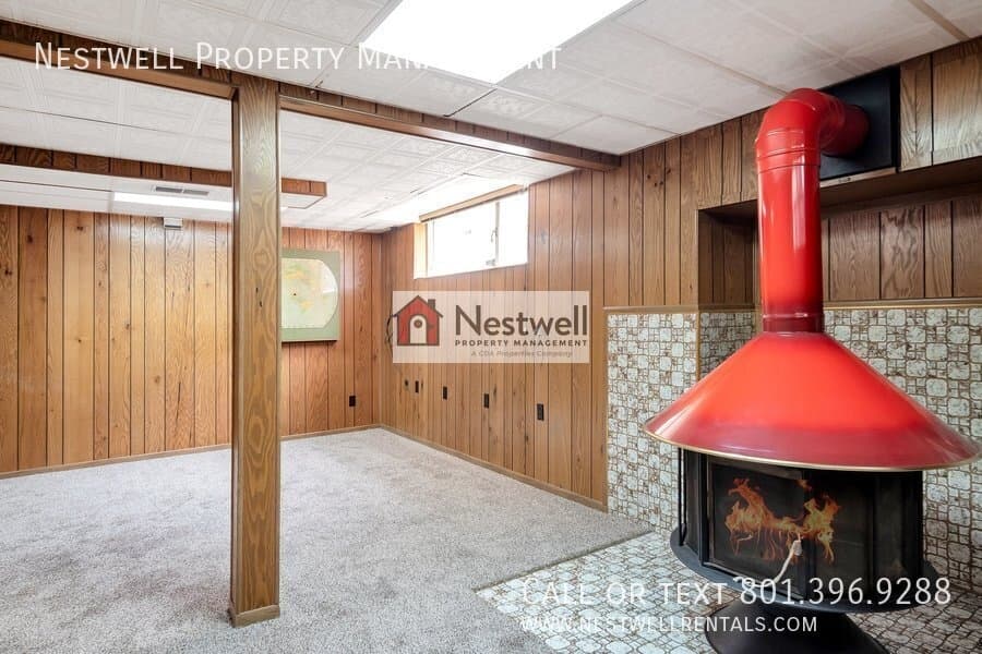 Sandy House: 9329 S Sneddon Dr