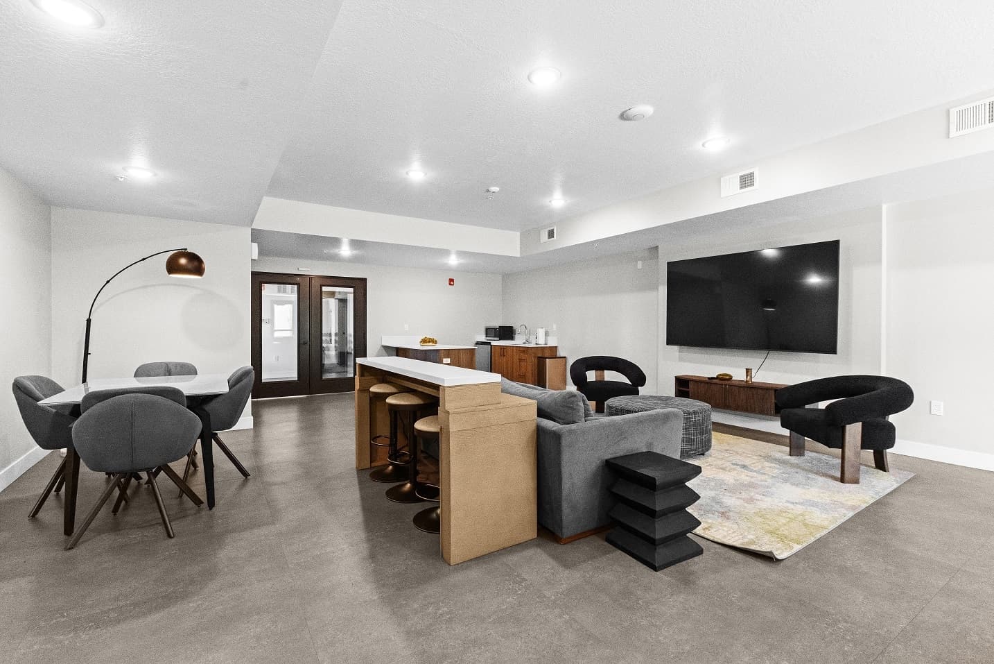 Logan Apartment: 156 S Main St