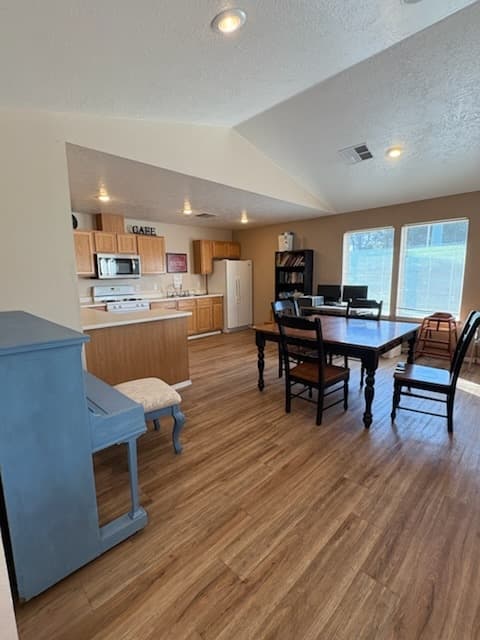 Meridian Apartment: 2308 E Franklin Rd