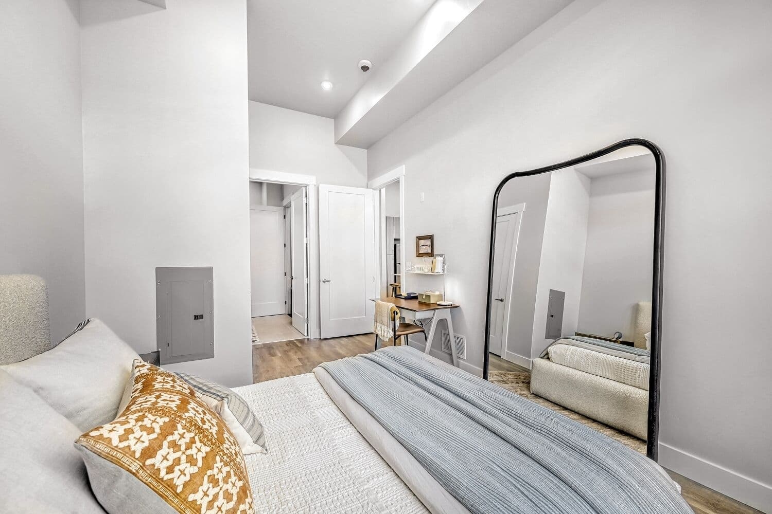 Midvale Apartment: 7592 S Main St