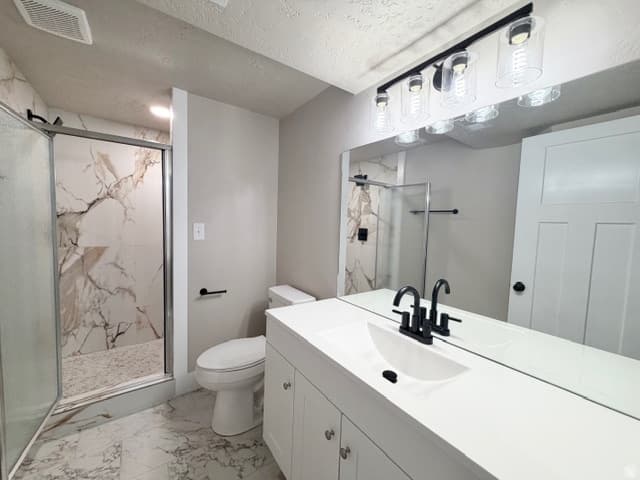 Syracuse House: 1310 Marilyn Dr