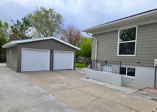 Syracuse House: 1310 Marilyn Dr