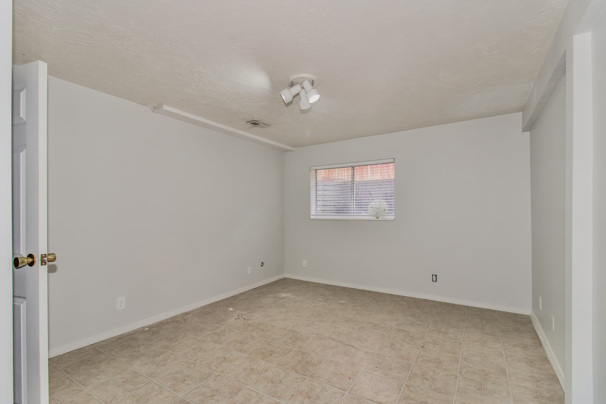 West Jordan House: 8346 S Helenic Ln