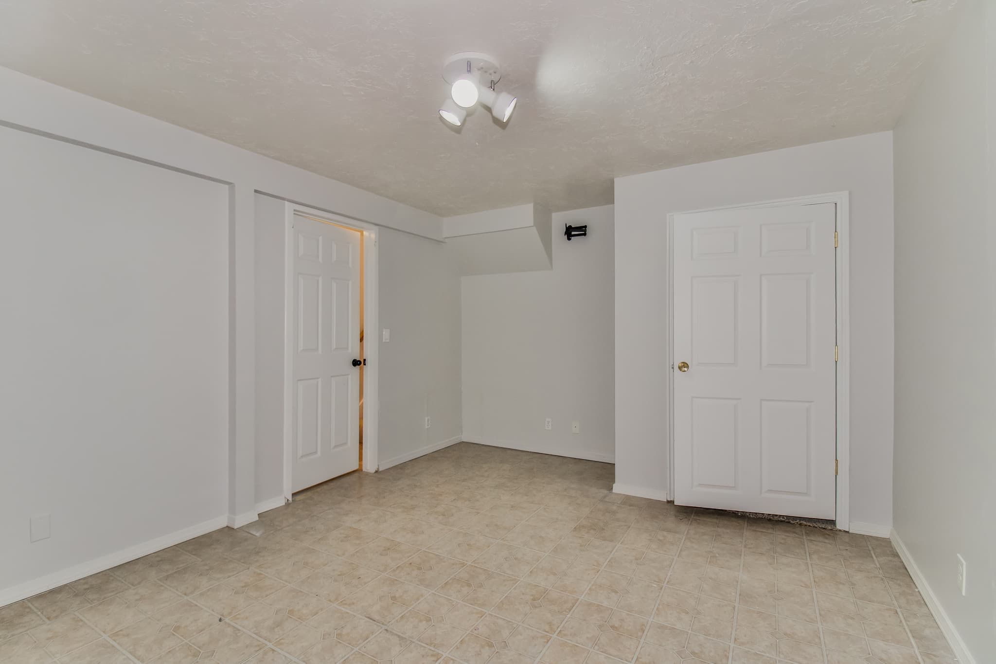 West Jordan House: 8346 S Helenic Ln