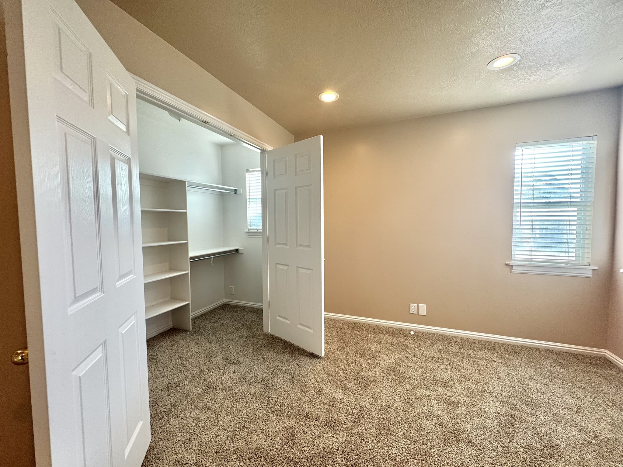 Sandy Townhome: 723 E Sandy Point Dr