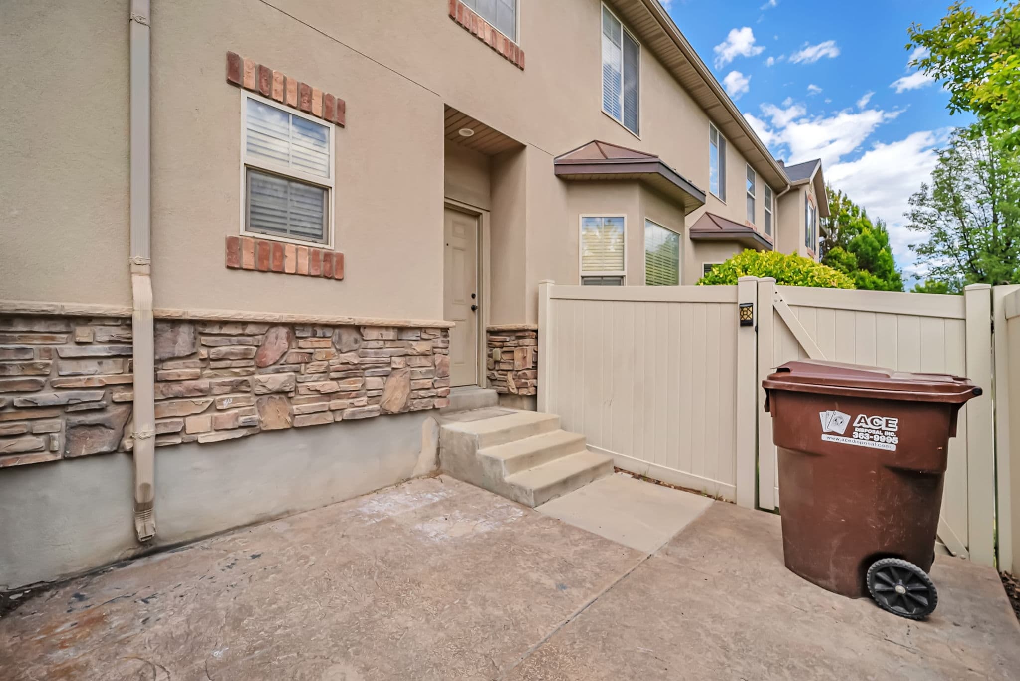 Riverton Townhome: 2409 W Adelaide Dr