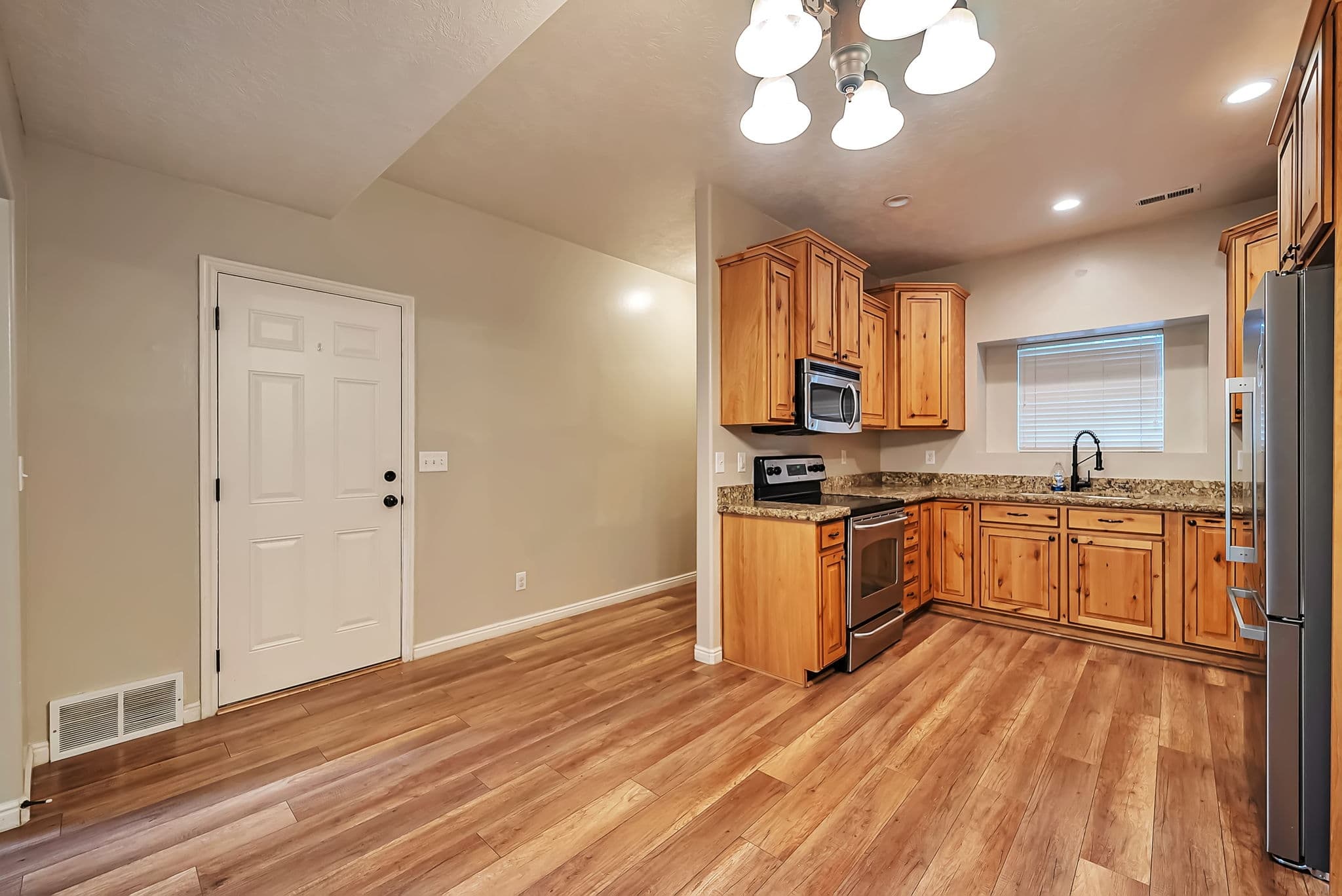 Riverton Townhome: 2409 W Adelaide Dr