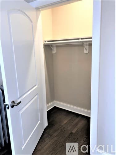 Chicago Apartment: 1432 W Farragut Ave