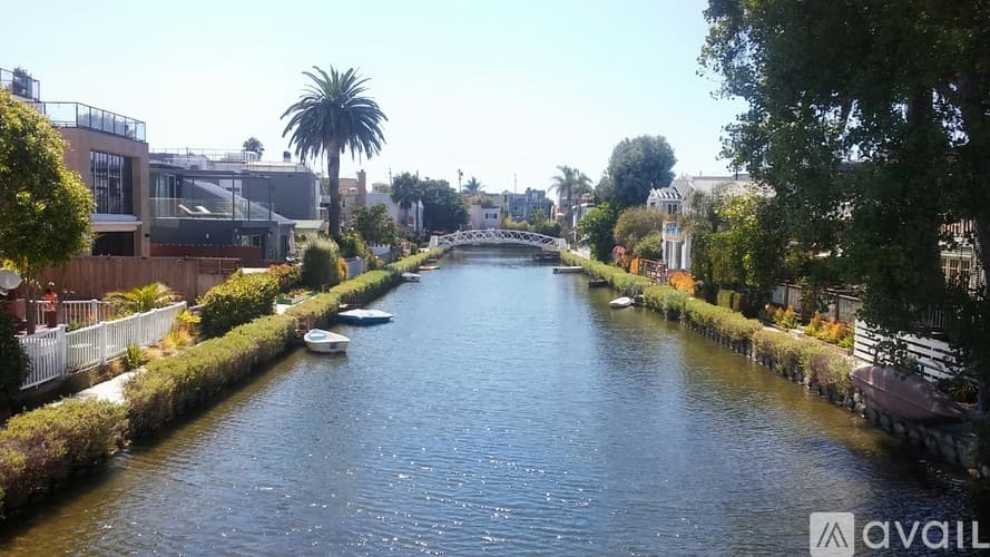 Los Angeles Apartment: 408 South Venice Boulevard