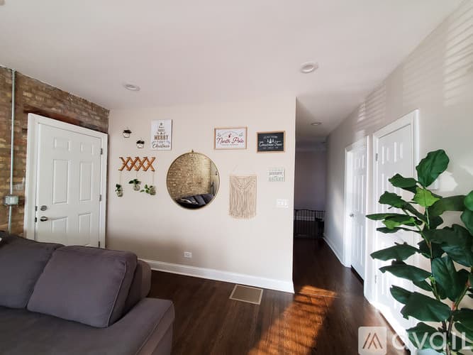 Chicago Apartment: 1634 W Roscoe Street
